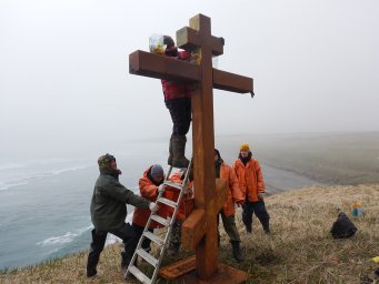 красим крест, памяти экспедиции И. Козыревского, установленного в 2011 г