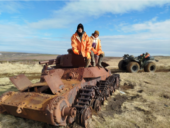 Ребята на фоне военное техники о. Шумшу