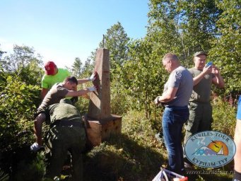 Реставрация памятника погибшему экипажу самолета